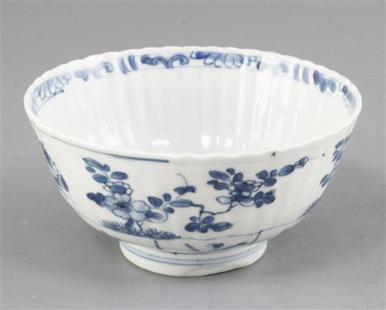 A Chinese blue and white fluted bowl, Kangxi period, diameter 15cm